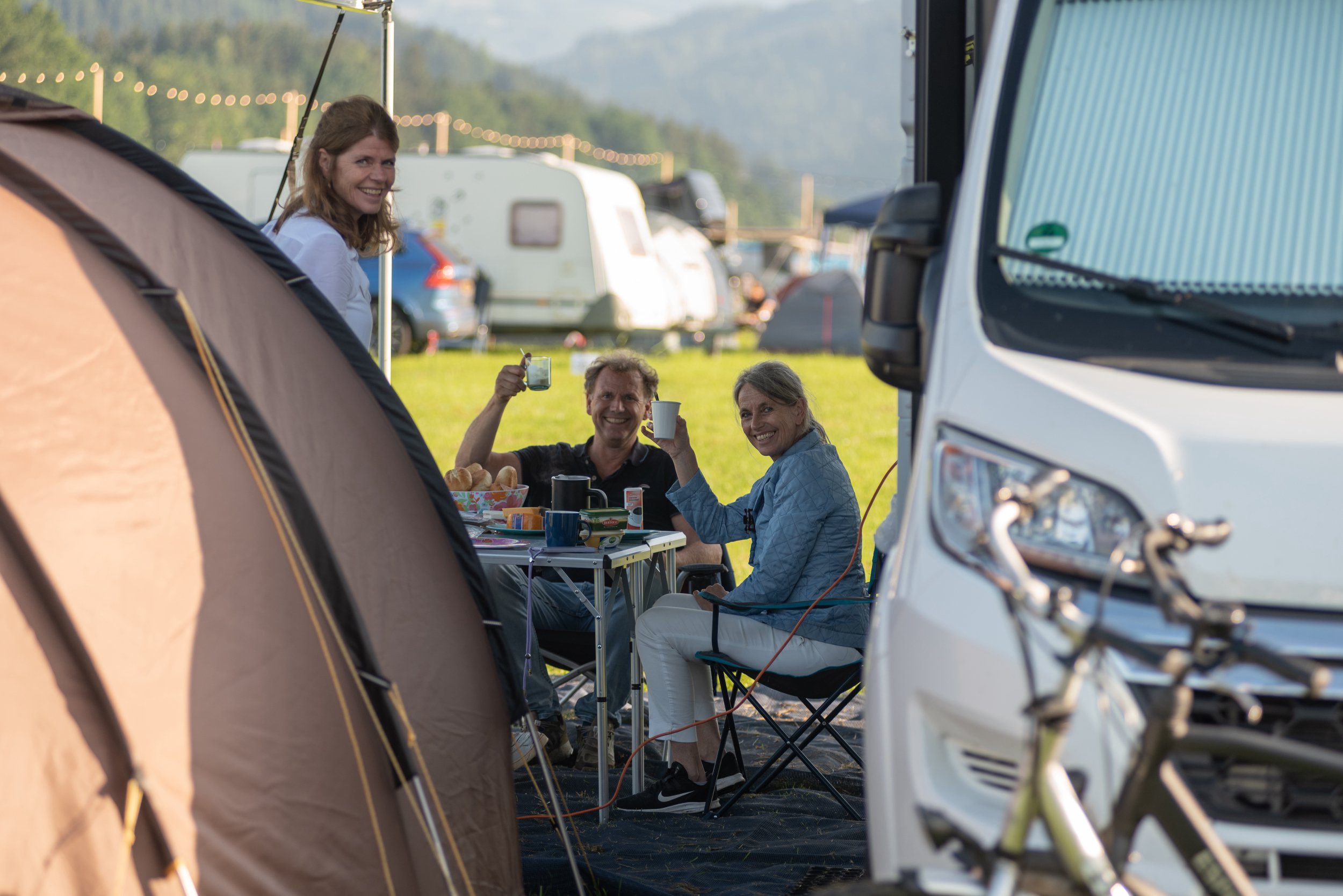 Übernachten Sie auf dem komfortabelsten Campingplatz in Imola – buchen Sie Ihre Unterkunft bei GPtents! Unser Camp liegt im Herzen der italienischen Region Emilia-Romagna. Eingebettet in üppiges Grün und umgeben von atemberaubenden Naturlandschaften bietet dieses Camp ein einzigartiges und unvergessliches Erlebnis für Naturliebhaber und Outdoor-Enthusiasten.